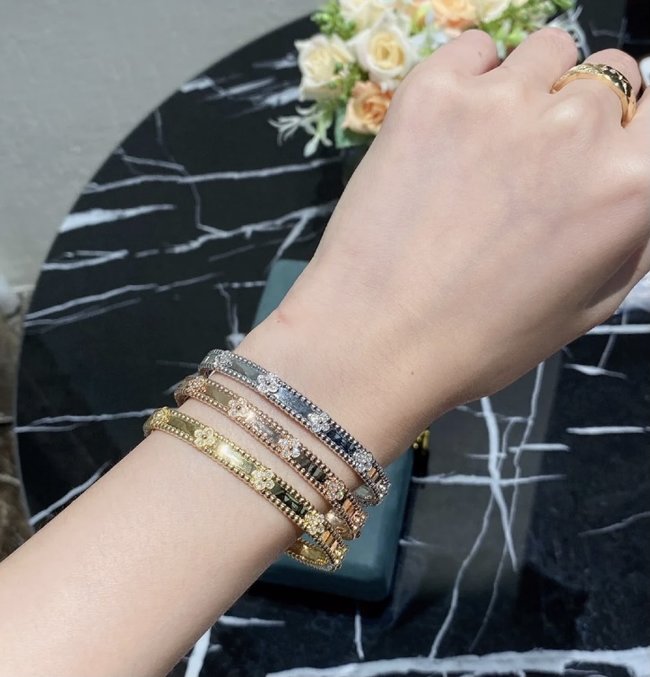Van Cleef & Arpels Bracelet CSJ34545244