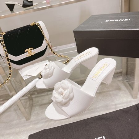 Chanel Camellia slippers with a heel height of 5cm