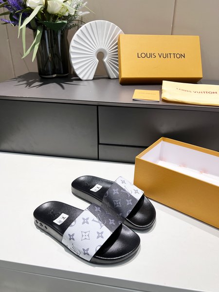 Louis Vuitton slippers