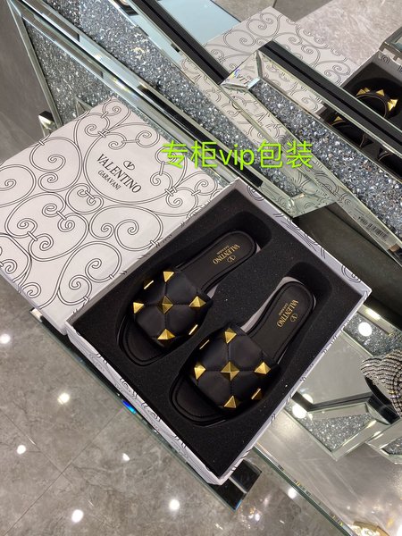 Valentino Rivet element