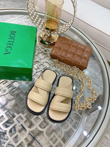 Bottega Veneta Woven slippers embossed cowhide