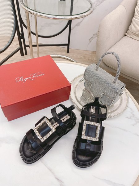 Roger Viver Soft and comfortable buckle sandals