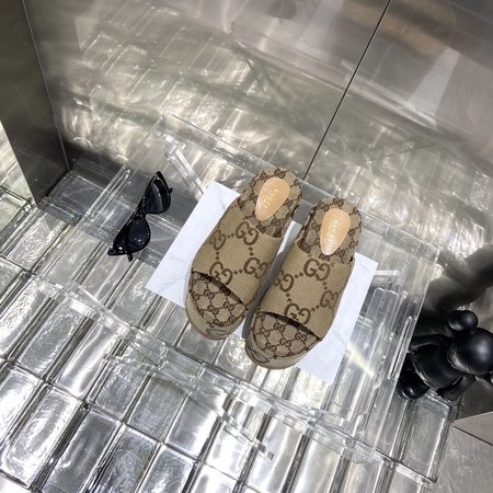 Gucci festival joint slippers