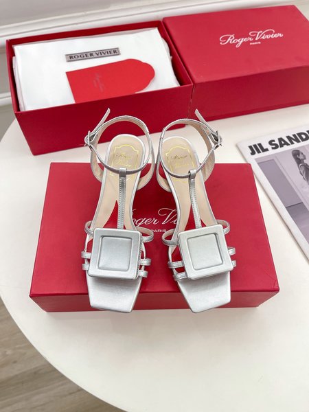 Roger Viver Classic generous buckle