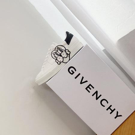 Givenchy Joint graffiti sneakers