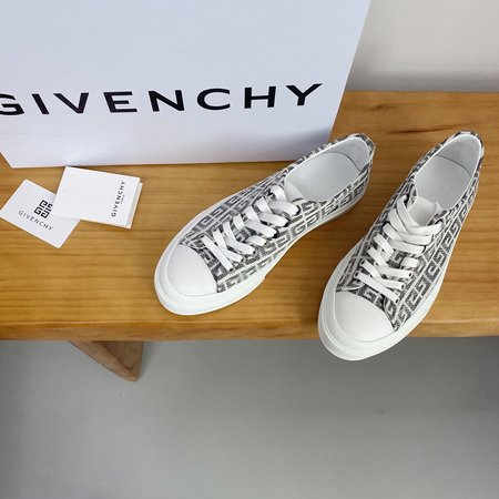 Givenchy Co-branded white shoes sports design silver Logo