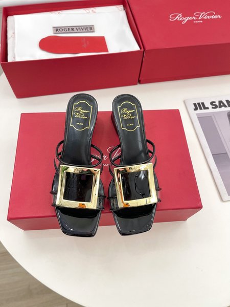 Roger Viver Temperament and generous buckle slippers series