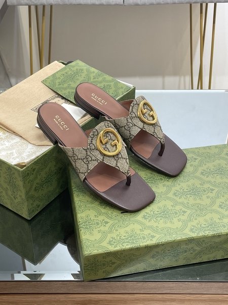 Gucci Flat heel double G round buckle flip-flops sandals and slippers